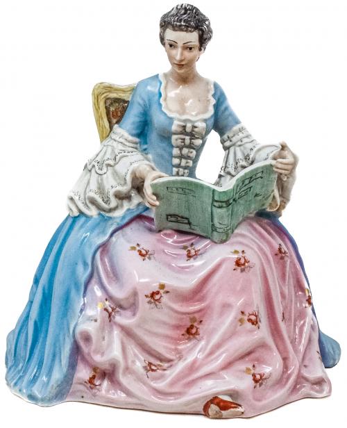 FIGURA EN PORCELANA DE MEDIADOS DEL S.XX-