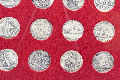 COLECCIÓN DE 30 MEDALLAS ENMARCADAS