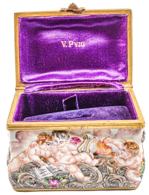 PEQUEÑA CAJA DE PORCELANA CAPODIMONTE