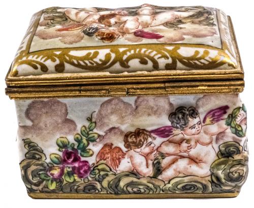PEQUEÑA CAJA DE PORCELANA CAPODIMONTE