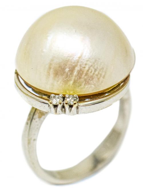 ANILLO CON PERLA MABÉ Y BRILLANTES