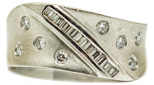 CONJUNTO DE PENDIENTES Y ANILLO CON DIAMANTES