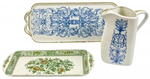 DOS BANDEJAS Y JARRA EN PORCELANA DE MEDIADOS DEL S.XX