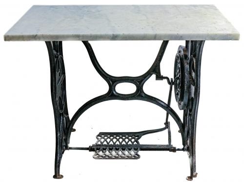 MESA AUXILIAR EN HIERRO Y MÁRMOL
