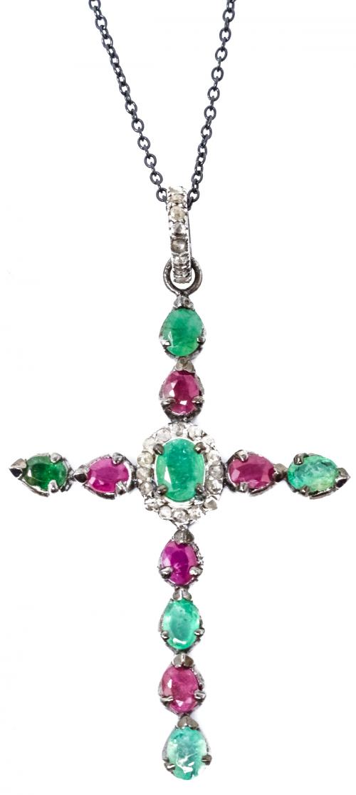 CRUZ COLGANTE CON ESMERALDAS, RUBÍES Y BRILLANTES