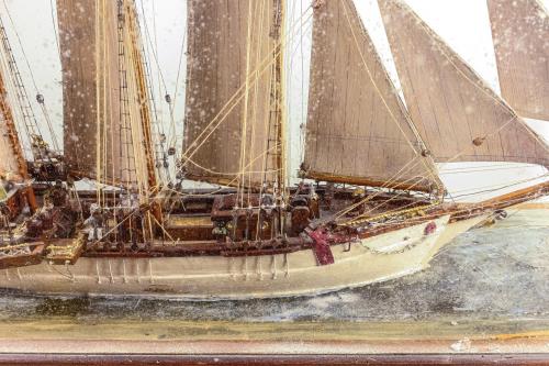MAQUETA DE VELERO CON URNA DE CRISTAL