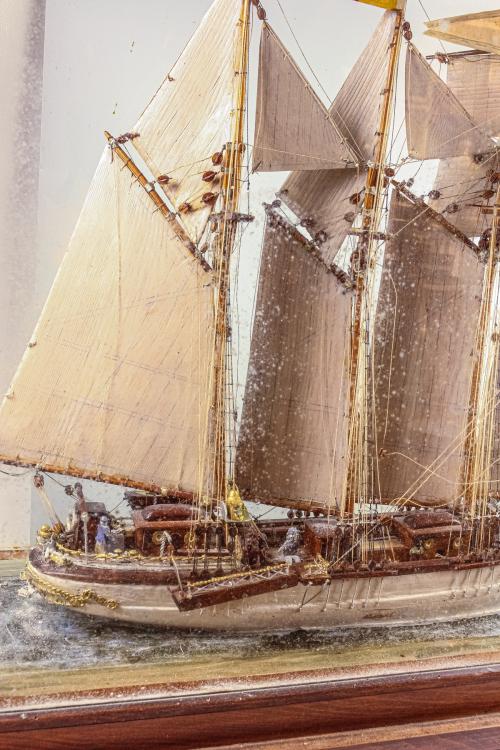 MAQUETA DE VELERO CON URNA DE CRISTAL