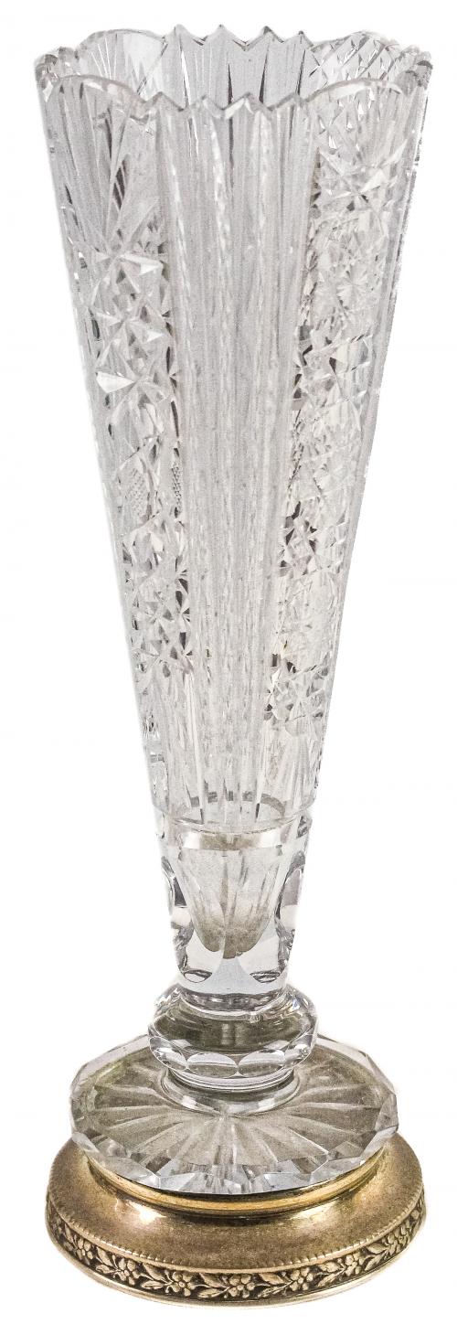 JARRÓN DE CRISTAL TALLADO CON PIÉ DE PLATA