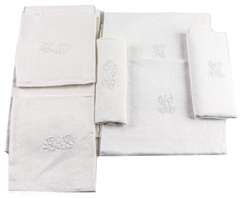 TRES PEQUEÑOS MANTELITOS Y DIEZ SERVILLETAS