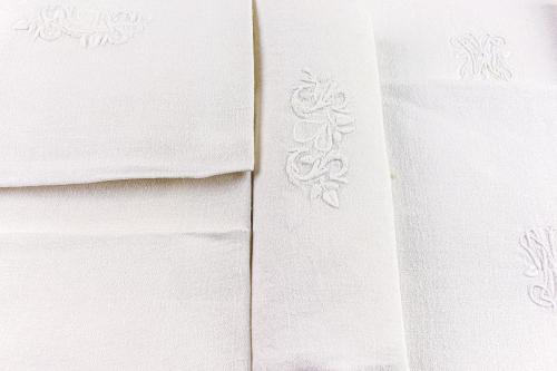 TRES PEQUEÑOS MANTELITOS Y DIEZ SERVILLETAS