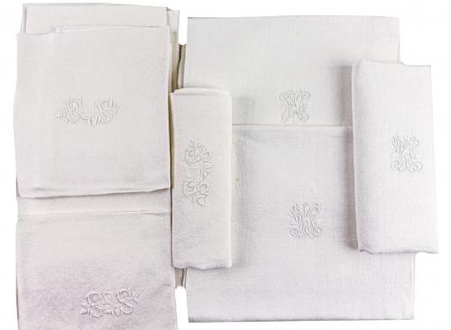 TRES PEQUEÑOS MANTELITOS Y DIEZ SERVILLETAS