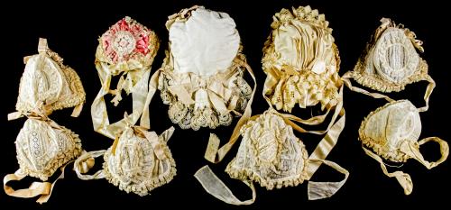 COLECCIÓN DE NUEVE GORRITOS DE BEBÉ DE PRINCIPIOS DEL S.XX