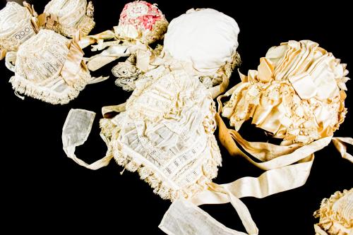 COLECCIÓN DE NUEVE GORRITOS DE BEBÉ DE PRINCIPIOS DEL S.XX