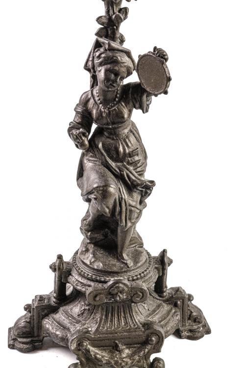 QUINQUÉ CON FIGURA DE JOVEN MÚSICA