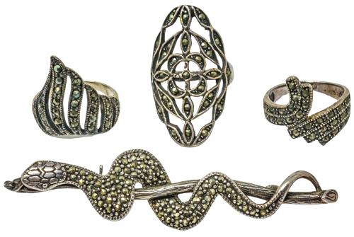 TRES ANILLOS Y UN BROCHE DE PLATA