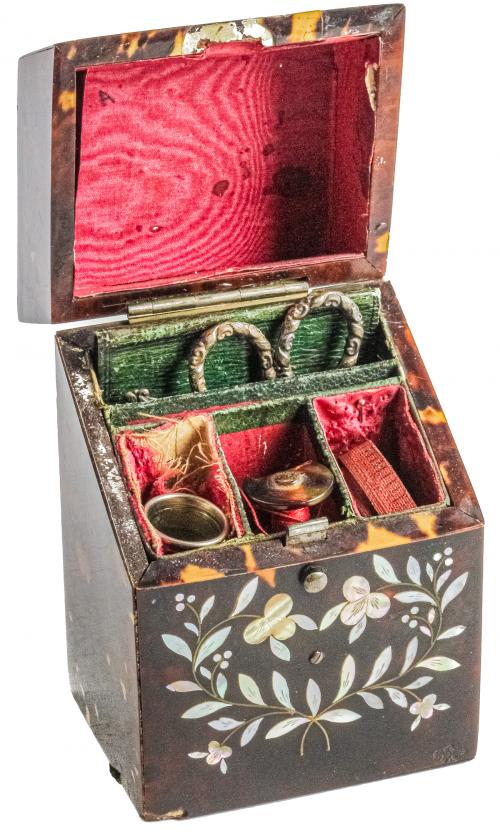 PEQUEÑA CAJA COSTURERO DE VIAJE DE FINALES DEL S.XIX