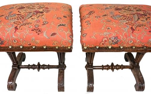 PAREJA DE BANQUETAS DE NOGAL CIRCA 1900