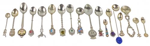LOTE DE 18 CUCHARITAS DE PLATA Y METAL