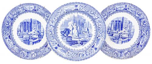TRES PLATOS DE LOZA SEVILLANA DEL SIGLO XIX