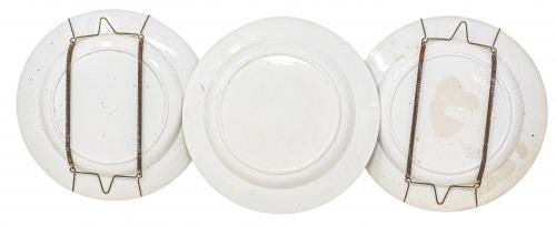 TRES PLATOS DE LOZA SEVILLANA DEL SIGLO XIX