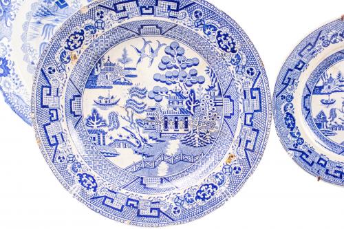 CUATRO PLATOS DE LOZA FRANCESA E INGLESA DEL SIGLO XIXI