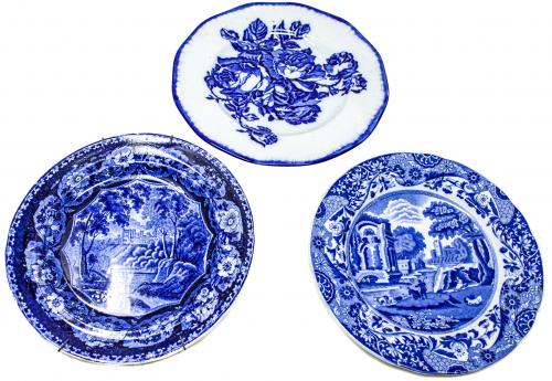 TRES PLATOS DE LOZA INGLESA DE DISTINTAS MANUFACTURAS