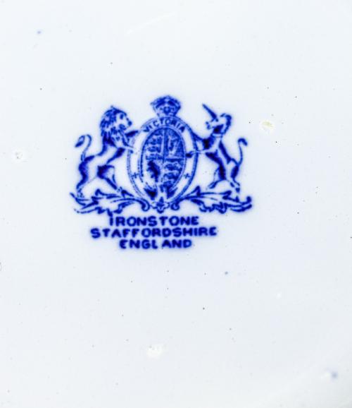 TRES PLATOS DE LOZA INGLESA DE DISTINTAS MANUFACTURAS
