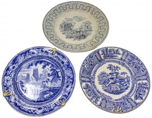 TRES PLATOS DE LOZA INGLESA DE DISTINTAS MANUFACTURAS