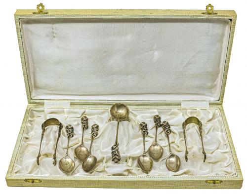 CONJUNTO DE CUCHARITAS Y PINZAS EN PLATA