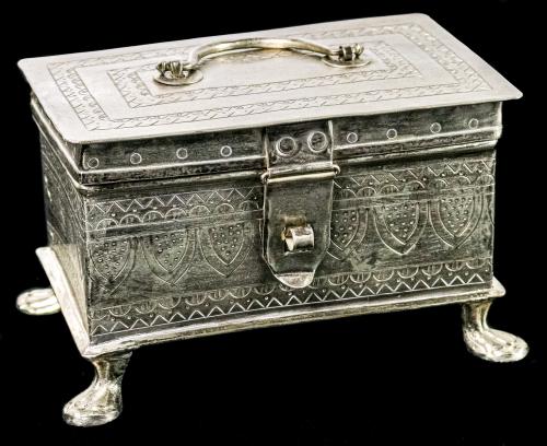 CAJA JOYERO EN METAL PLATEADO