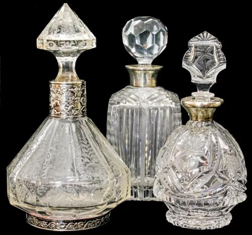 TRES BOTELLAS LICORERAS DE LOS AÑOS 40