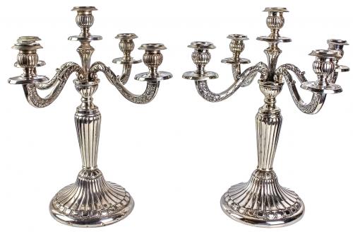 PAREJA DE CANDELABROS EN PLATA DE MEDIADOS DEL S.XX