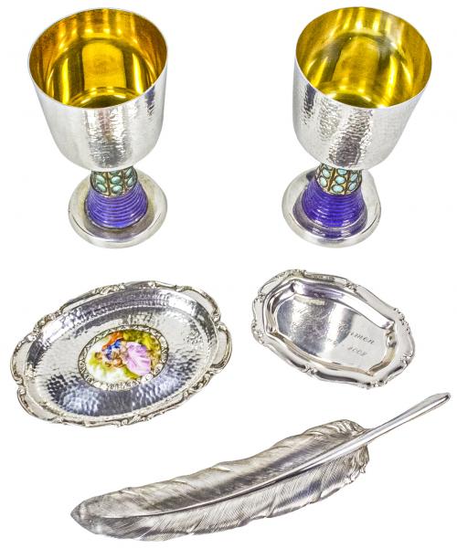 DOS COPAS, DOS CENTRITOS Y UNA PLUMA DE PLATA