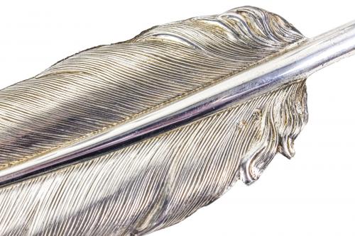 DOS COPAS, DOS CENTRITOS Y UNA PLUMA DE PLATA