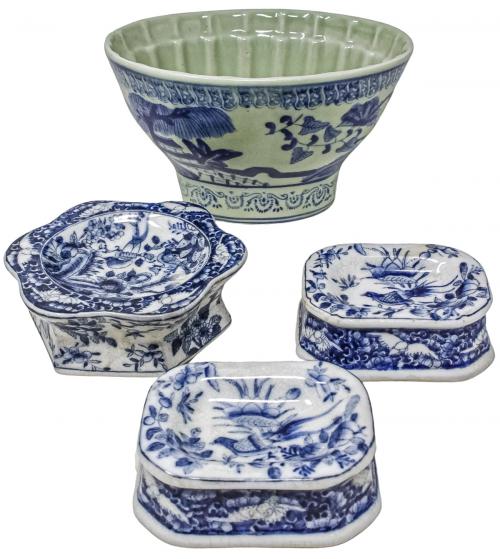 CENTRO Y TRES PEQUEÑOS CENTRITOS EN PORCELNA FINLES S.XX