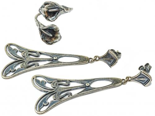 ANILLO Y PENDIENTES DE ESTILO MODERNISTA