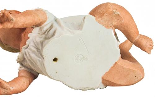 FIGURA DE BISCUIT POLICROMADO "NIÑO CON HUEVO"
