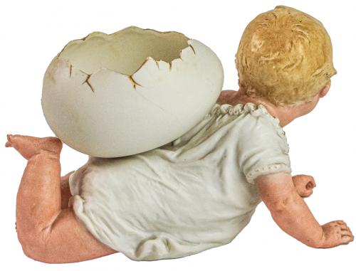 FIGURA DE BISCUIT POLICROMADO "NIÑO CON HUEVO"