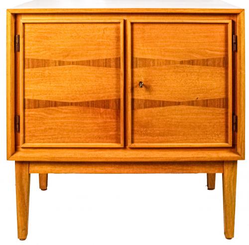 PEQUEÑO MUEBLE DE ESTILO NÓRDICO AÑOS 60