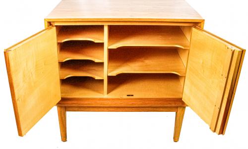 PEQUEÑO MUEBLE DE ESTILO NÓRDICO AÑOS 60