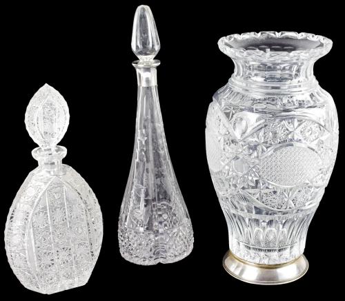 DOS BOTELLAS LICORERAS Y JARRÓN EN CRISTAL DE MEDIADOS S.XX