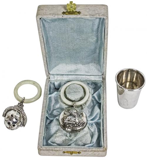 DOS SONAJEROS Y VASO DE PLATA