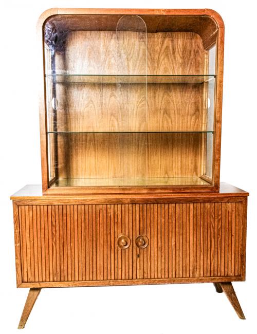VITRINA DE MEDIADOS DE SIGLO XX