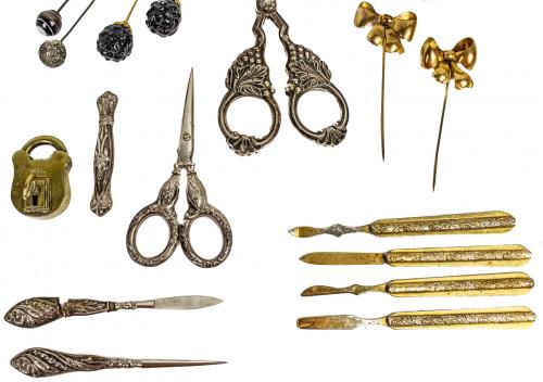 LOTE DE PIEZAS DE MANICURA Y OCHO AGUJAS DE PELO