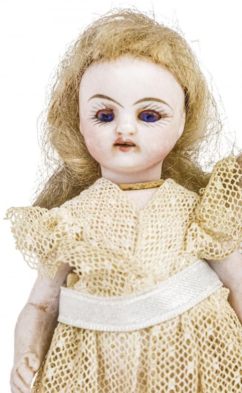 PEQUEÑA MUÑECA DE PORCELANA DEL PRIMER CUARTO DE SIGLO XX