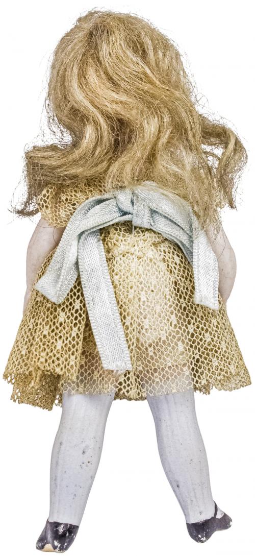 PEQUEÑA MUÑECA DE PORCELANA DEL PRIMER CUARTO DE SIGLO XX