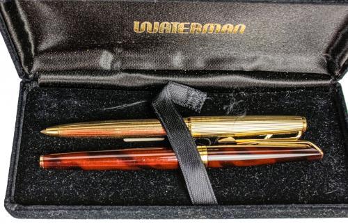 DOS BOLIGRAFOS Y UNA PLUMA