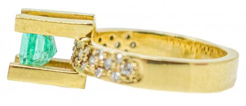 ANILLO CON ESMERALDA Y BRILLANTES