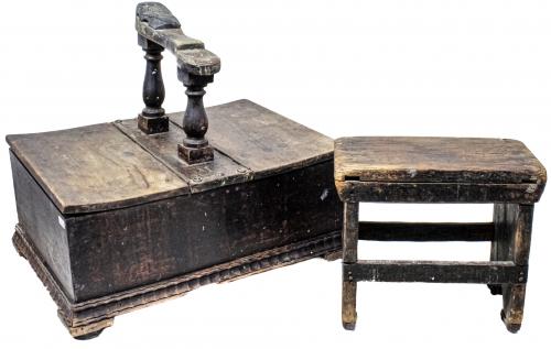 CAJA Y BANQUETA DE LIMPIABOTAS DE MEDIADOS DEL S.XX