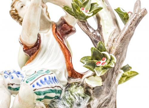PAREJA DE FIGURAS EN PORCELANA DE MEDIADOS DEL S.XX